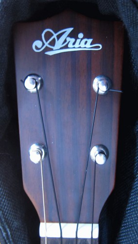 Uke-Aria-headstock_3.jpg